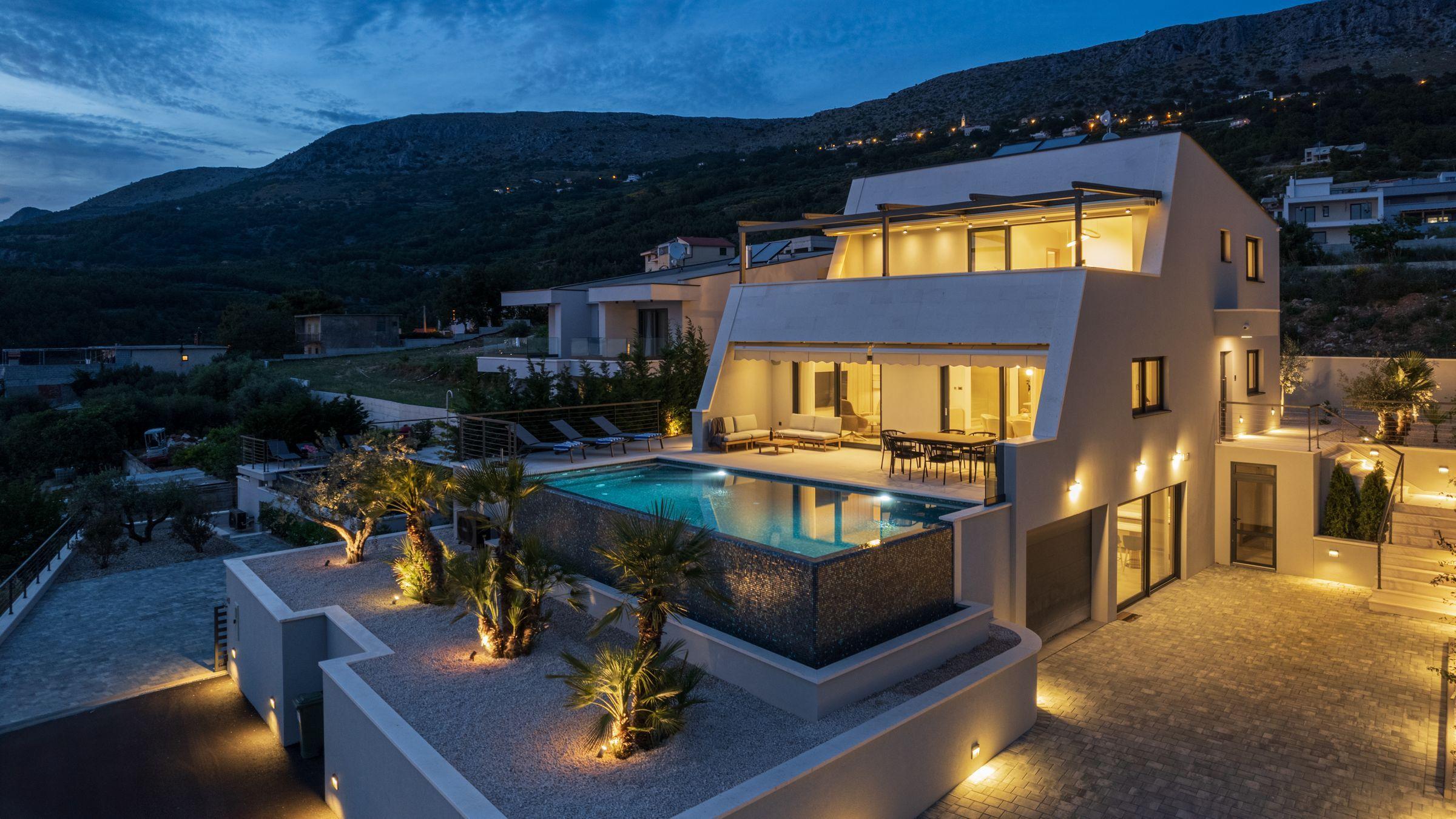 Neu gebaute Villa mit Swimmingpool