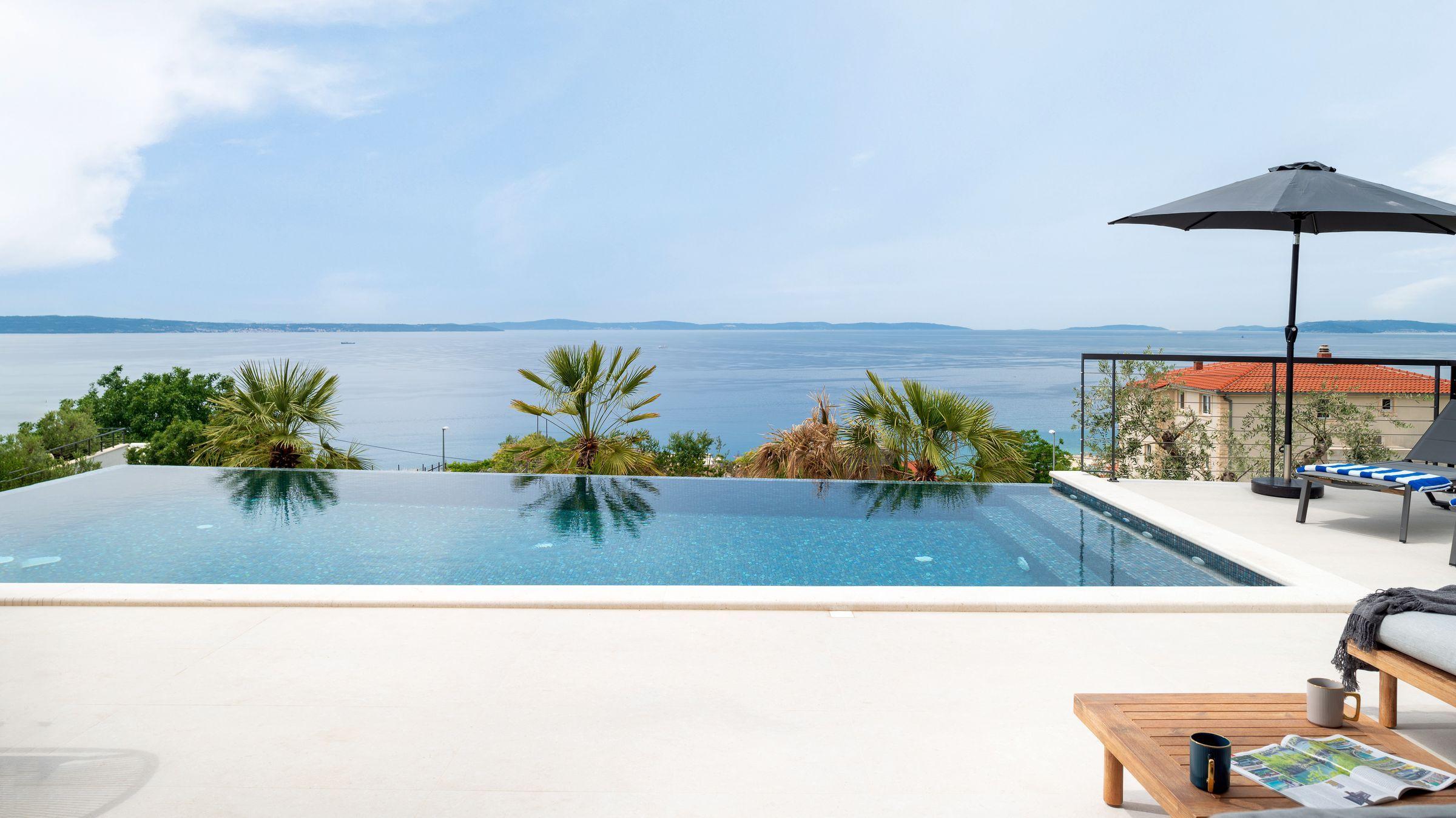 Neu gebaute Villa mit Swimmingpool