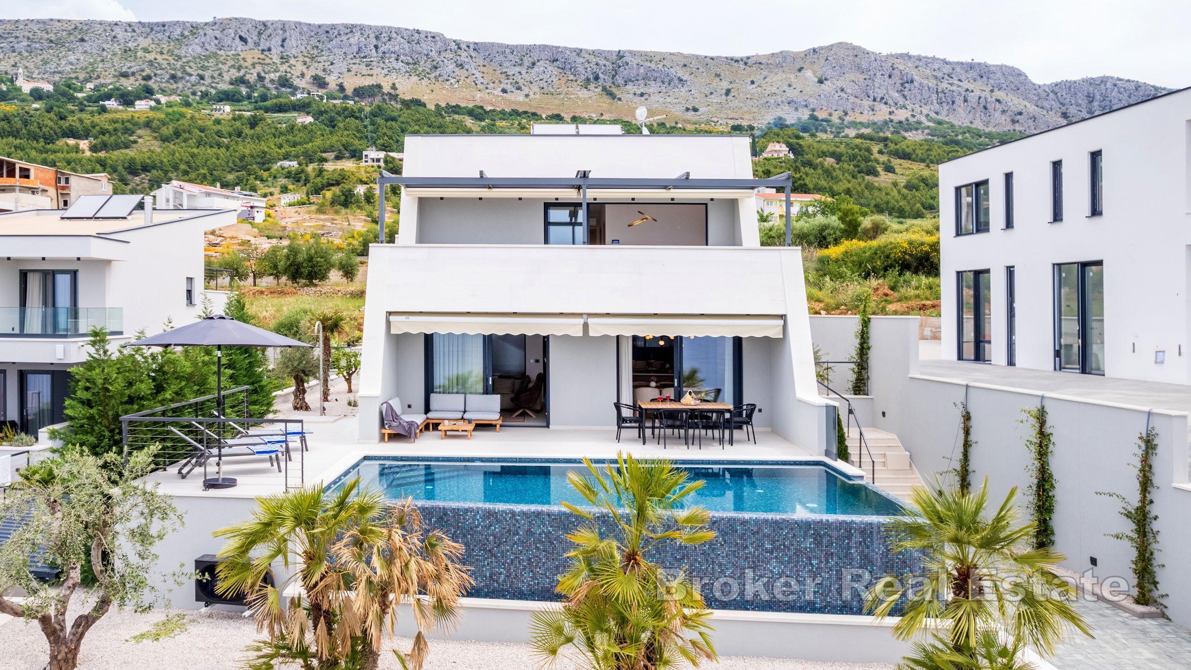 Nybygd villa med svømmebasseng