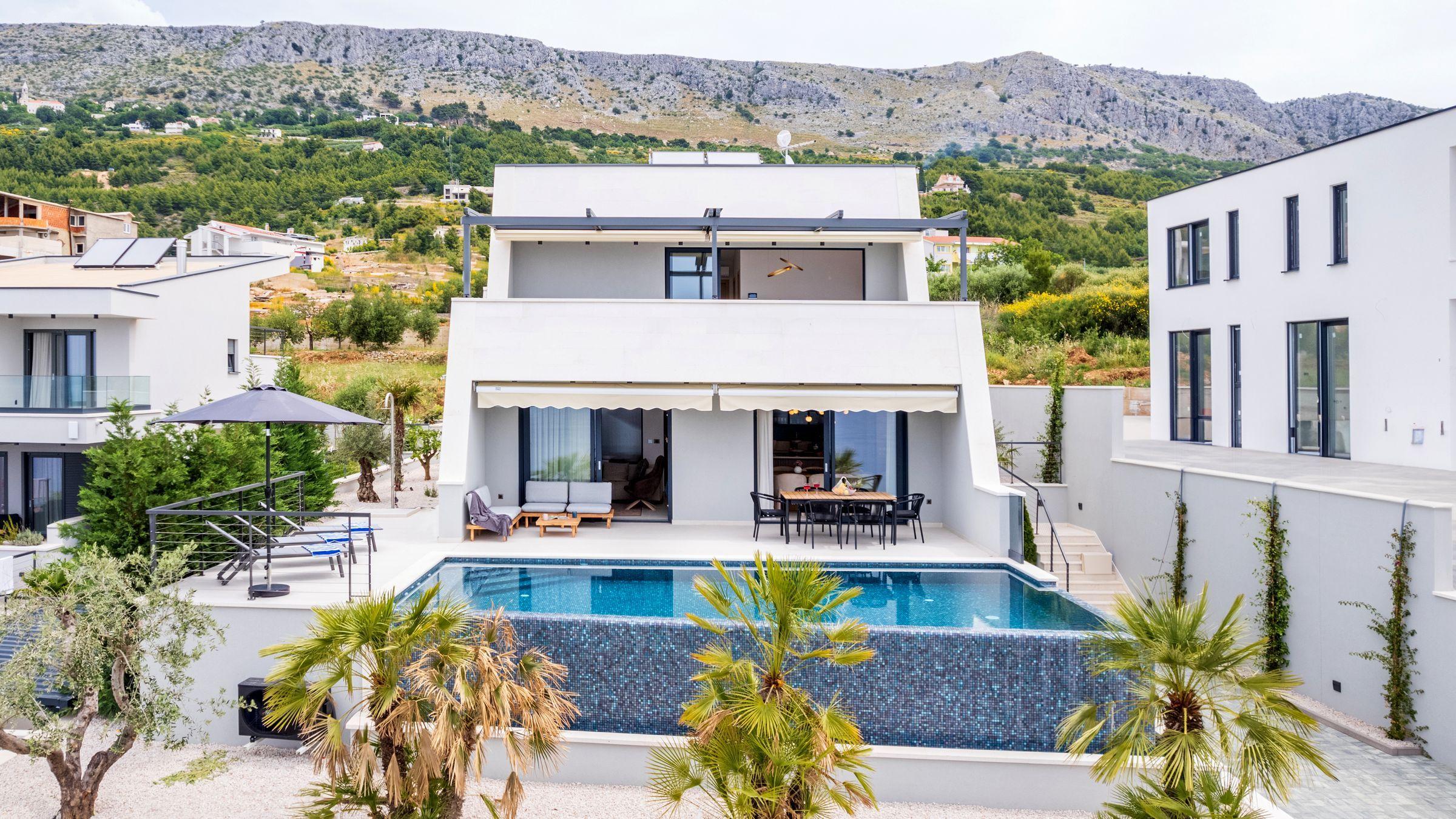 Neu gebaute Villa mit Swimmingpool