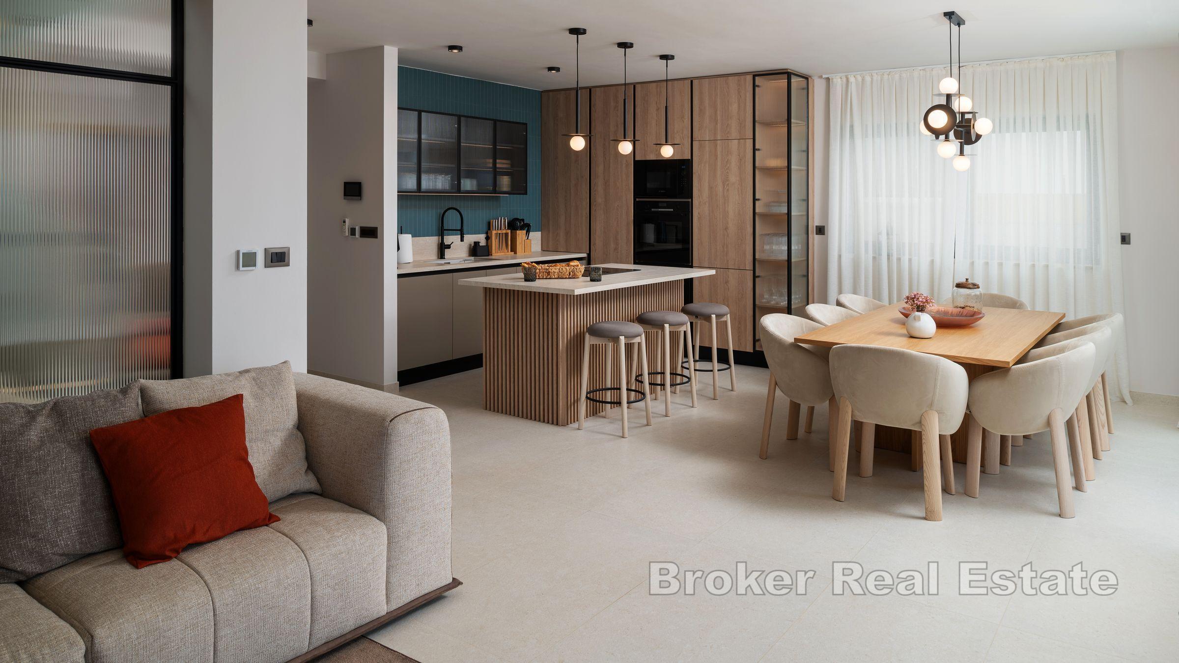 Nybygd villa med svømmebasseng