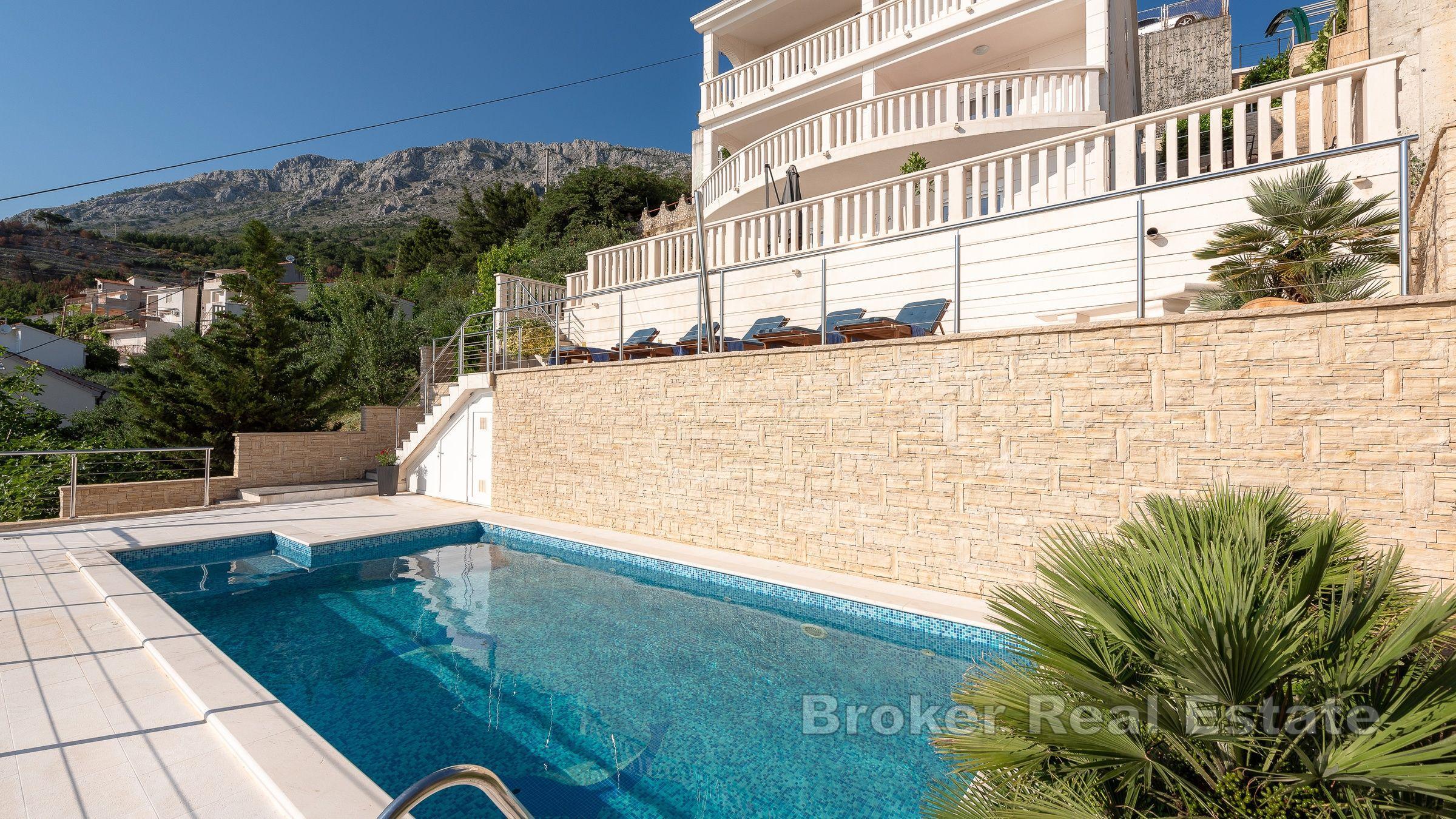 Immeuble avec piscine