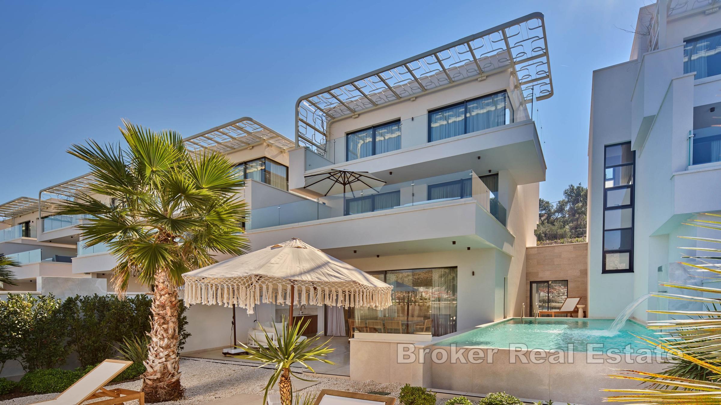 Vily uvnitř luxusního komplexu, první řada k moři