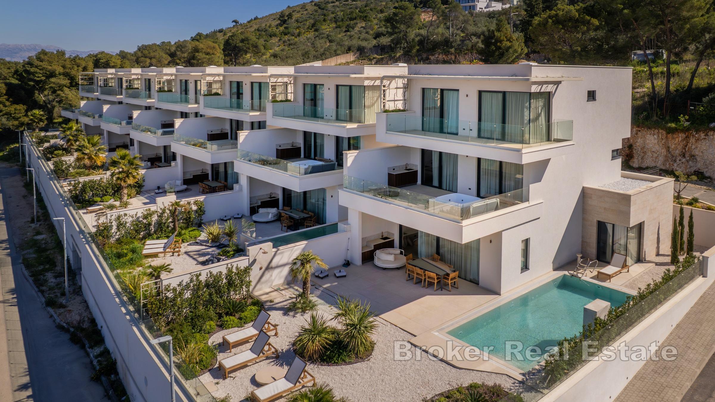 Vily uvnitř luxusního komplexu, první řada k moři