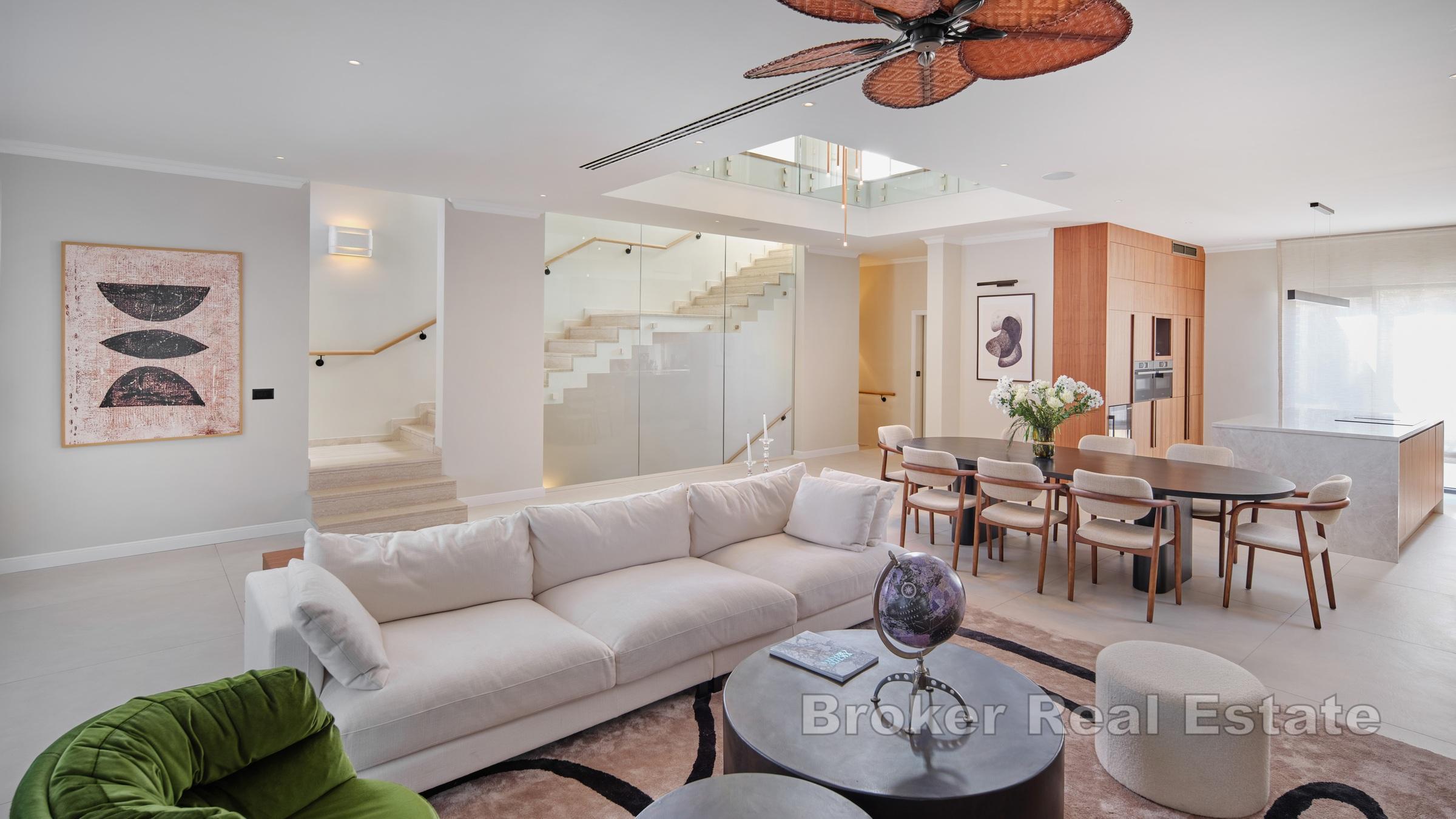 Villor i ett lyxigt komplex, första raden mot havet