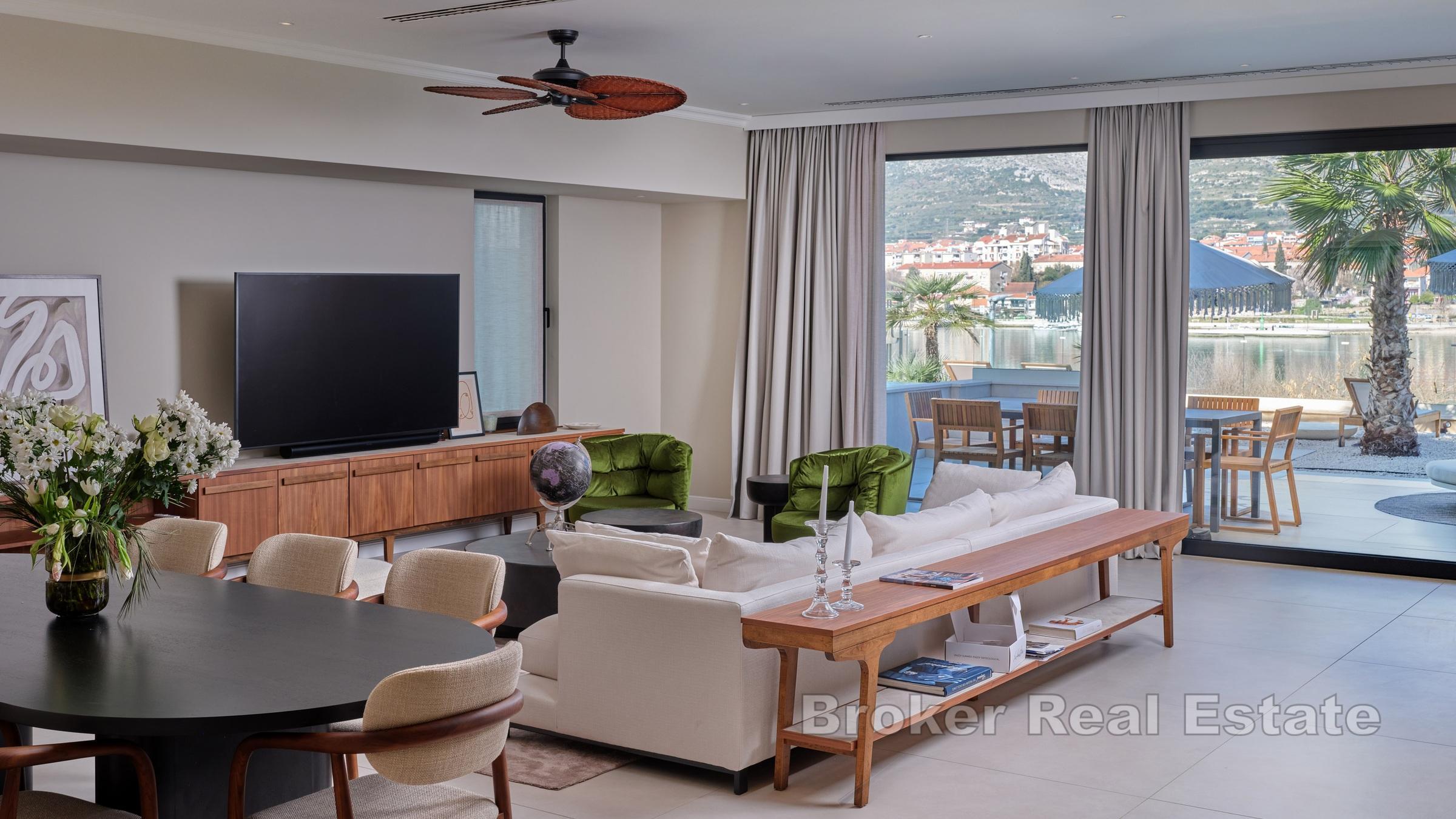 Villor i ett lyxigt komplex, första raden mot havet