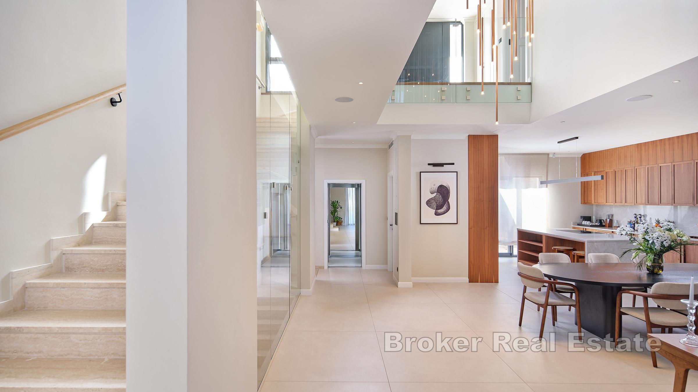 Vily uvnitř luxusního komplexu, první řada k moři