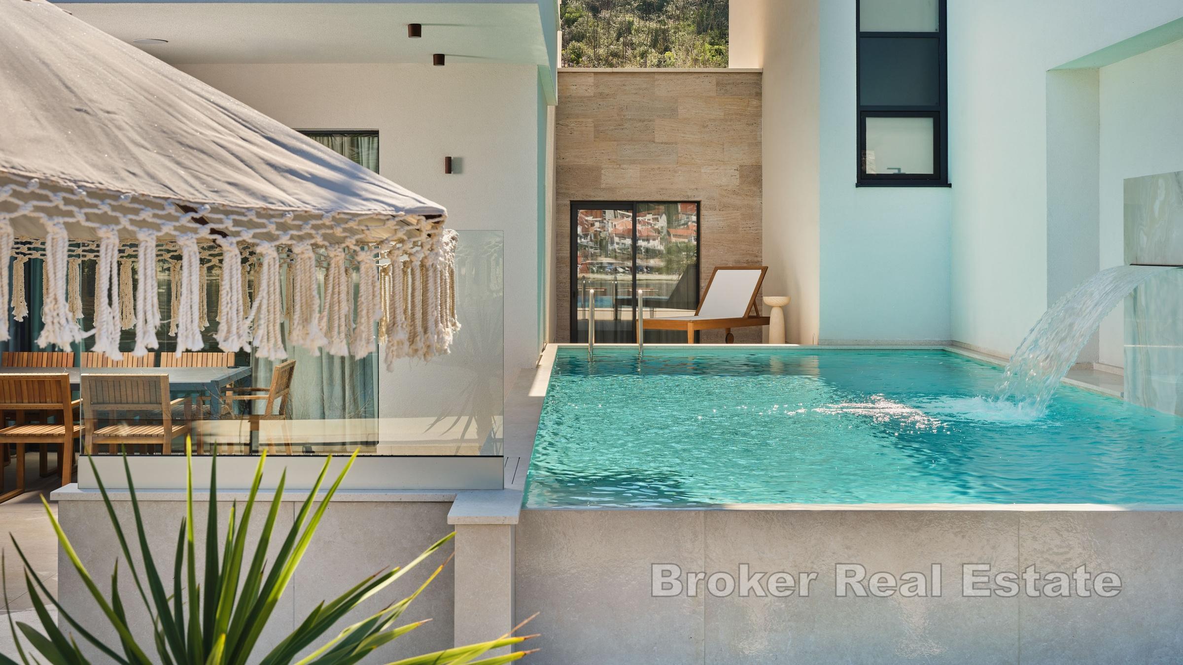 Vily uvnitř luxusního komplexu, první řada k moři