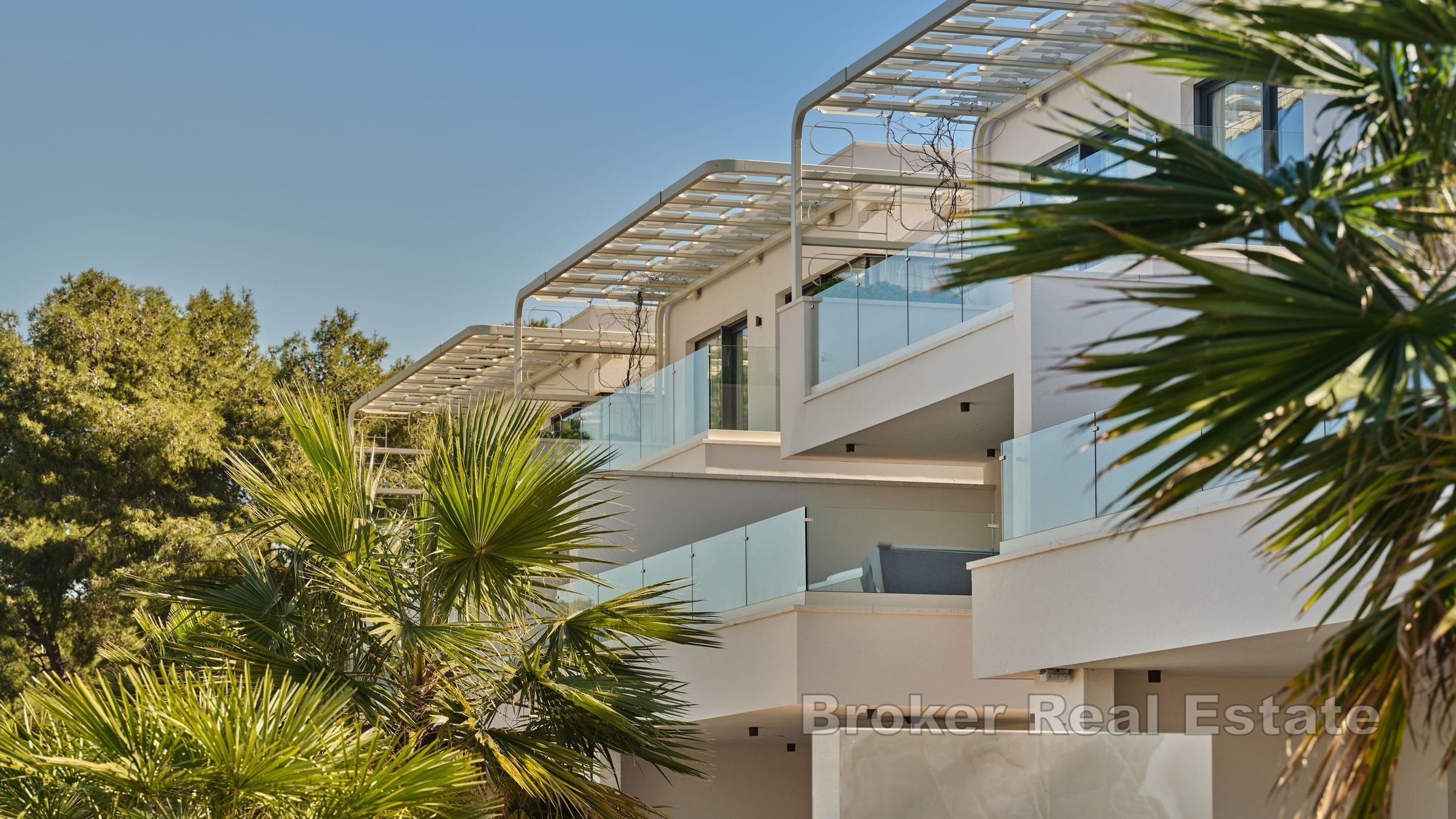 Ville all'interno di un complesso di lusso, prima fila al mare