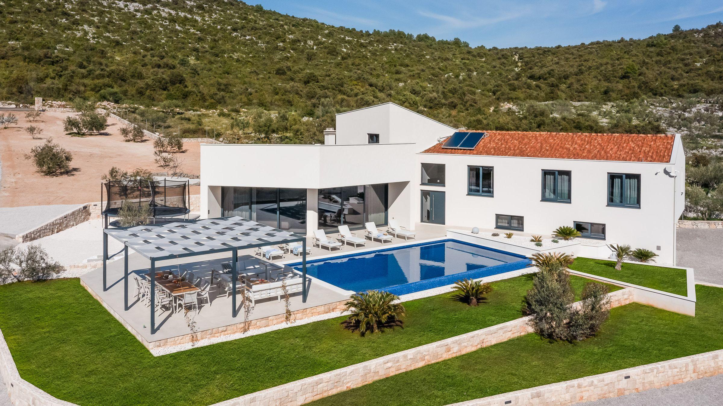 Luksuzna vila s bazenom
