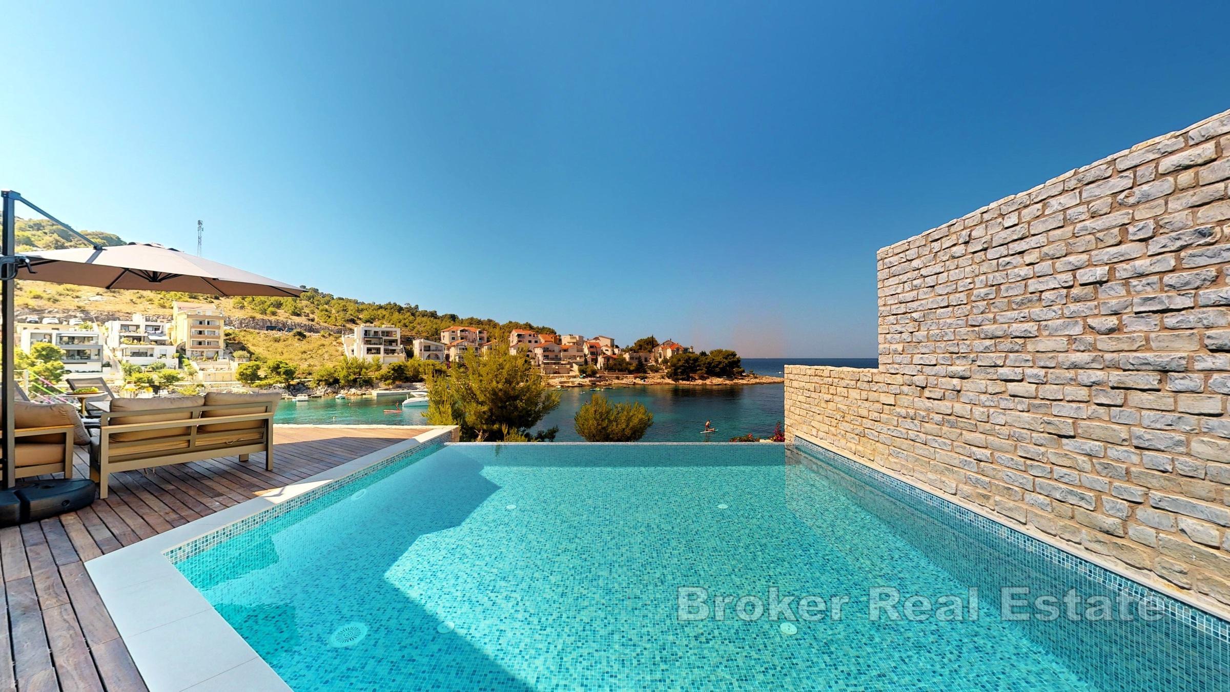 Villa de luxe avec piscine, première rangée de la mer