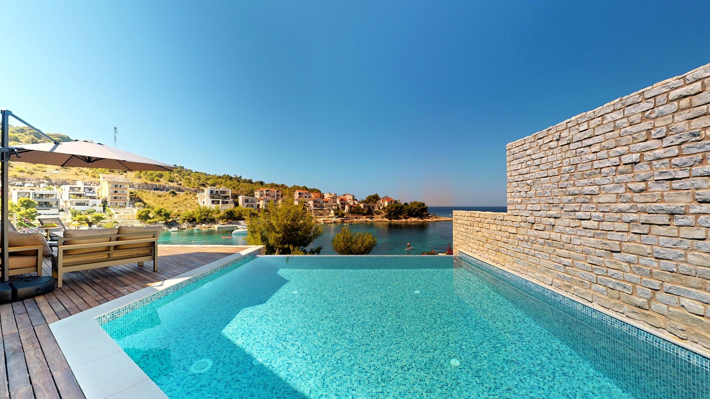Villa de luxe avec piscine, première rangée de la mer