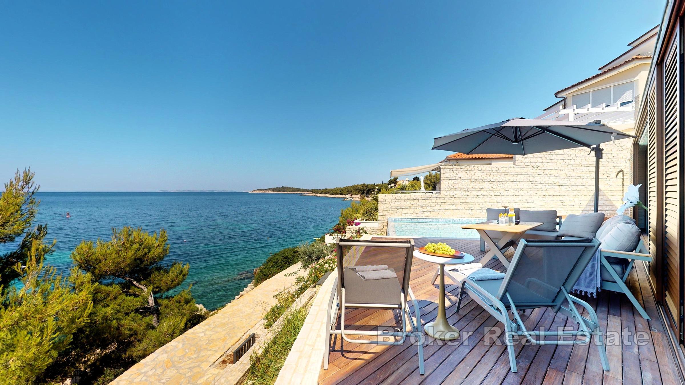 Villa de luxe avec piscine, première rangée de la mer