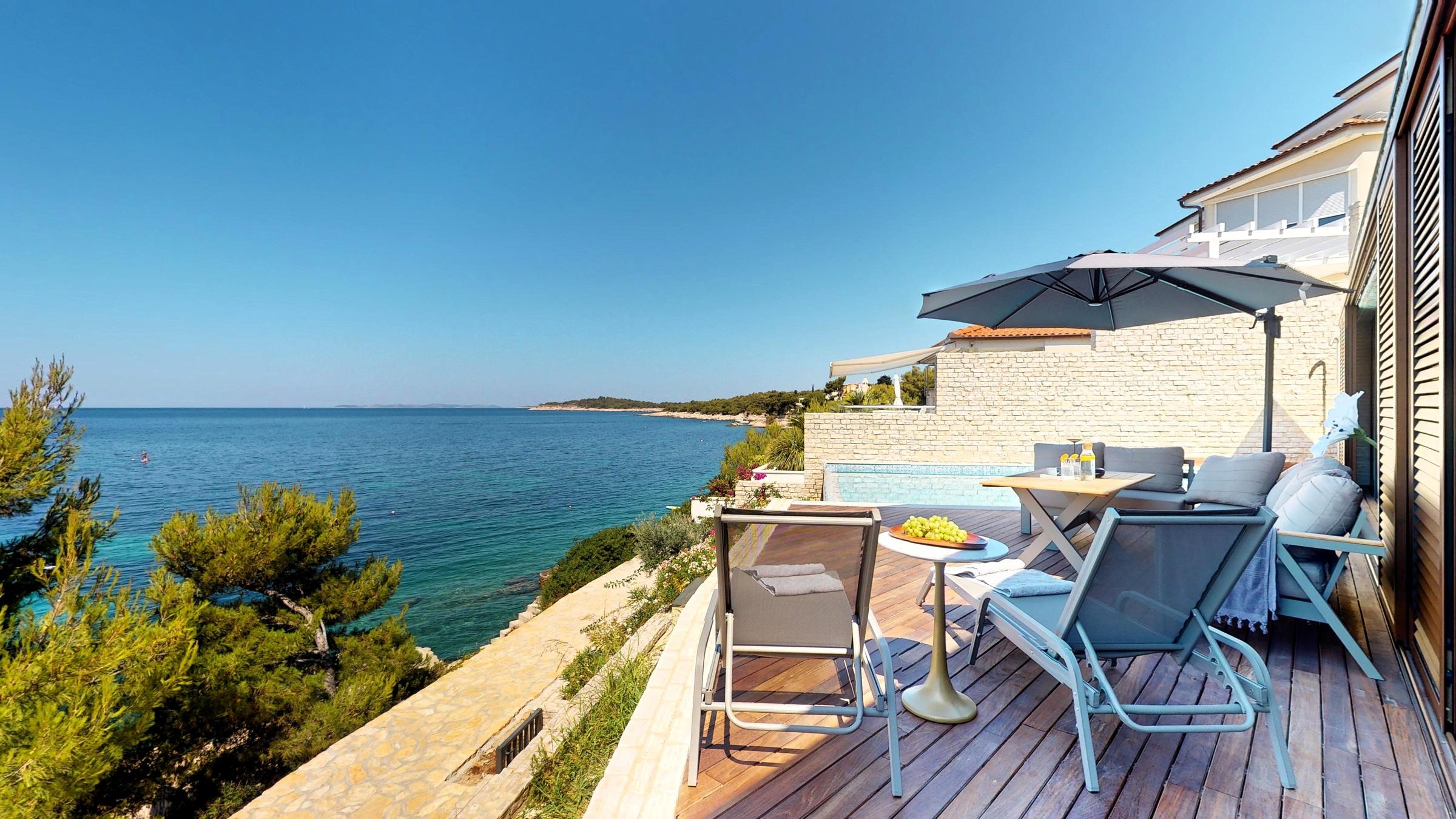 Luxusní vila s bazénem, první řada k moři