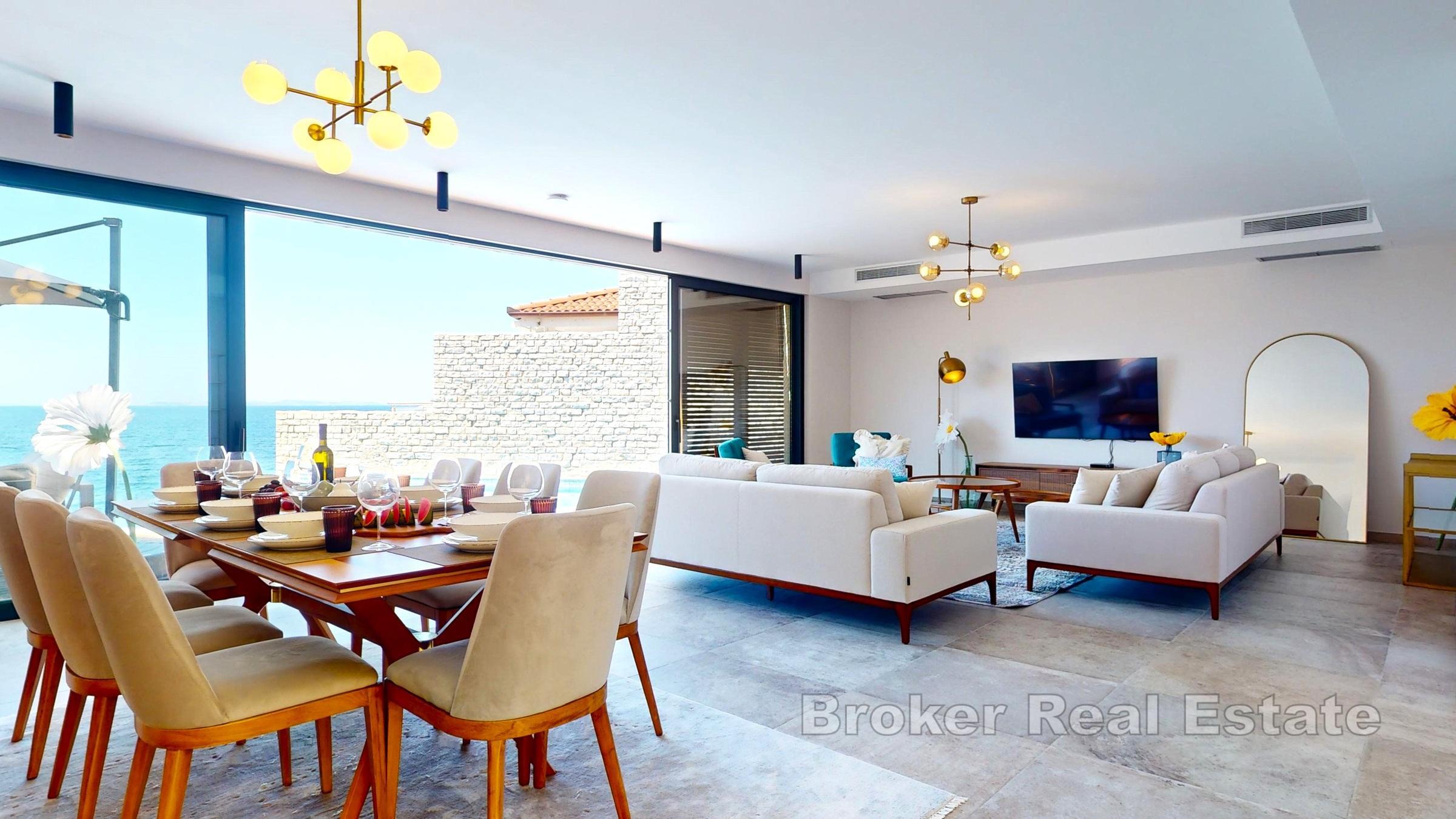 Villa de luxe avec piscine, première rangée de la mer