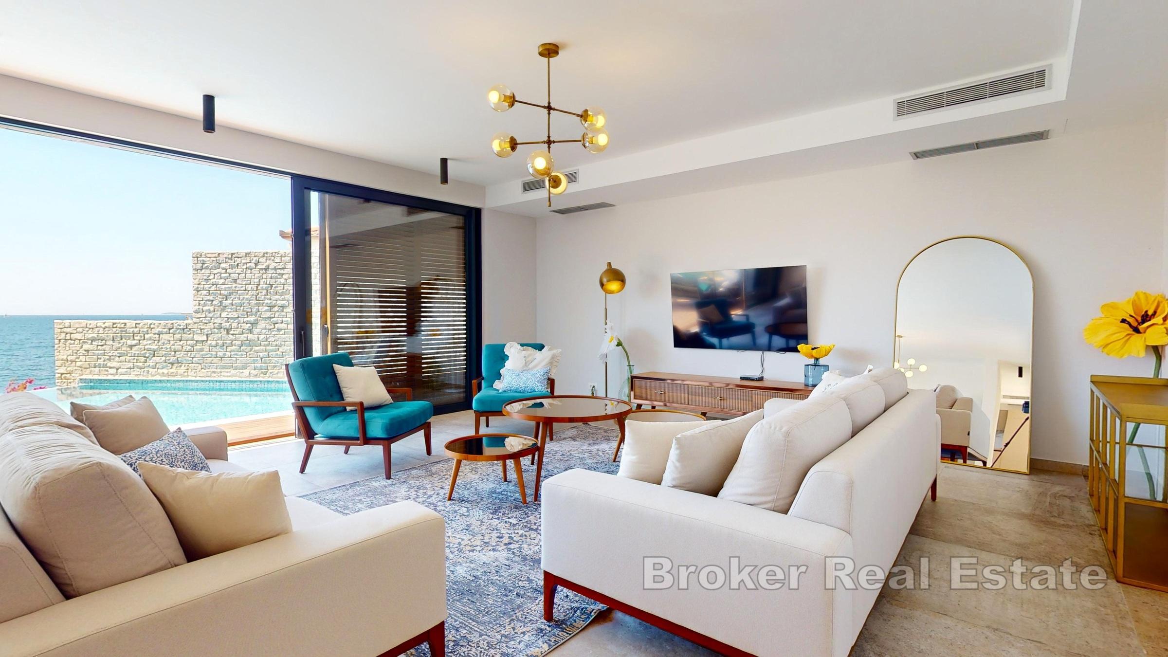 Villa de luxe avec piscine, première rangée de la mer