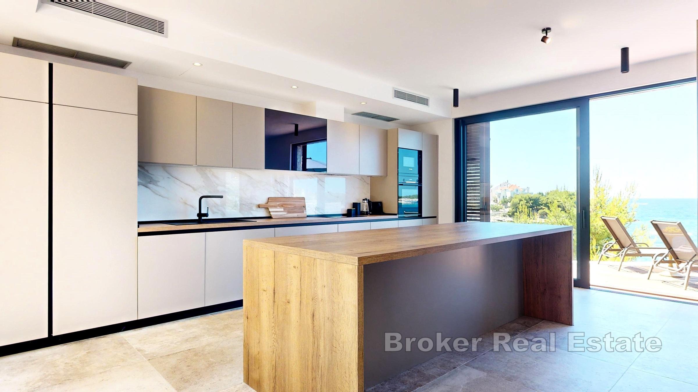 Villa de luxe avec piscine, première rangée de la mer