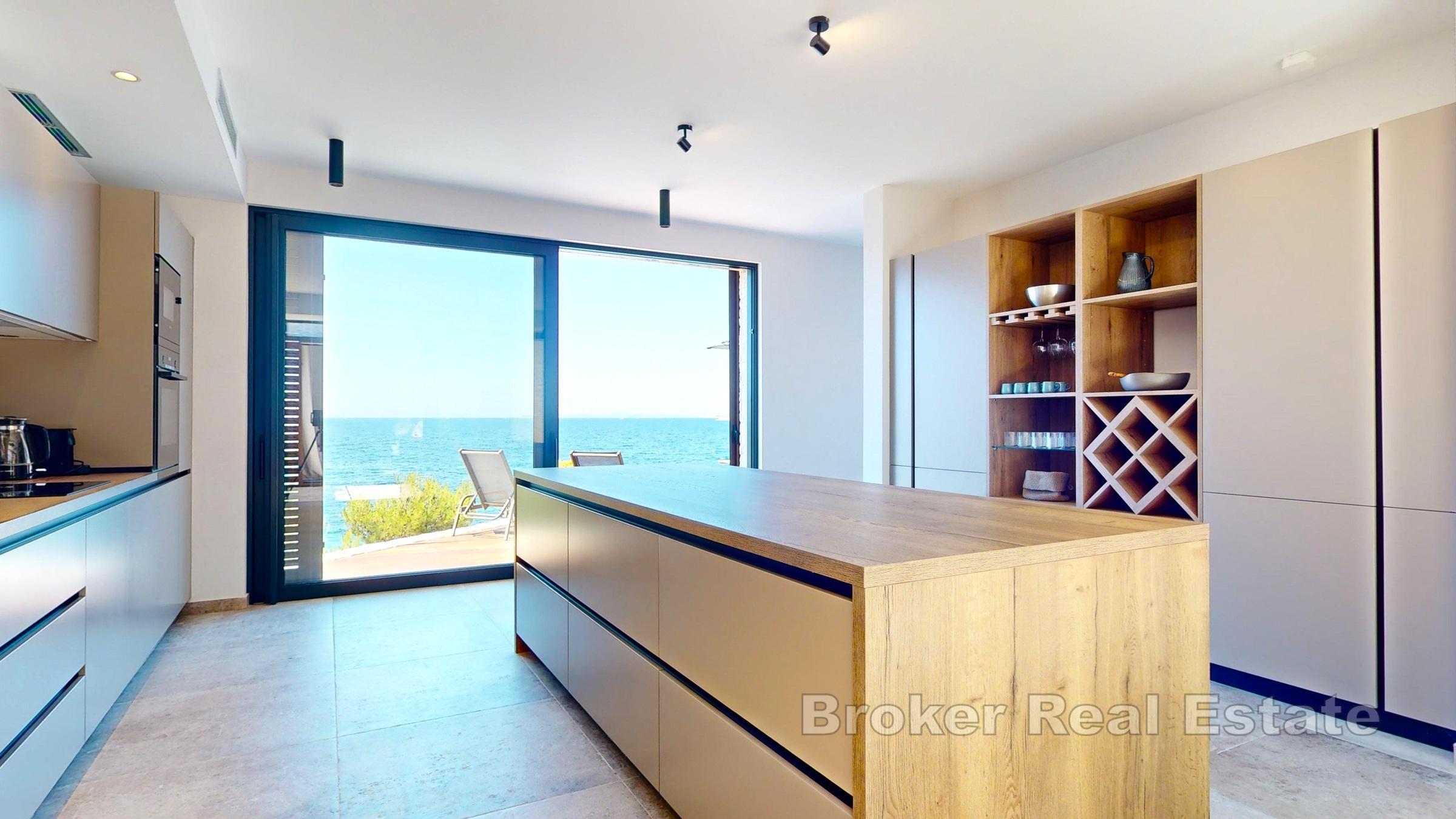 Villa de luxe avec piscine, première rangée de la mer