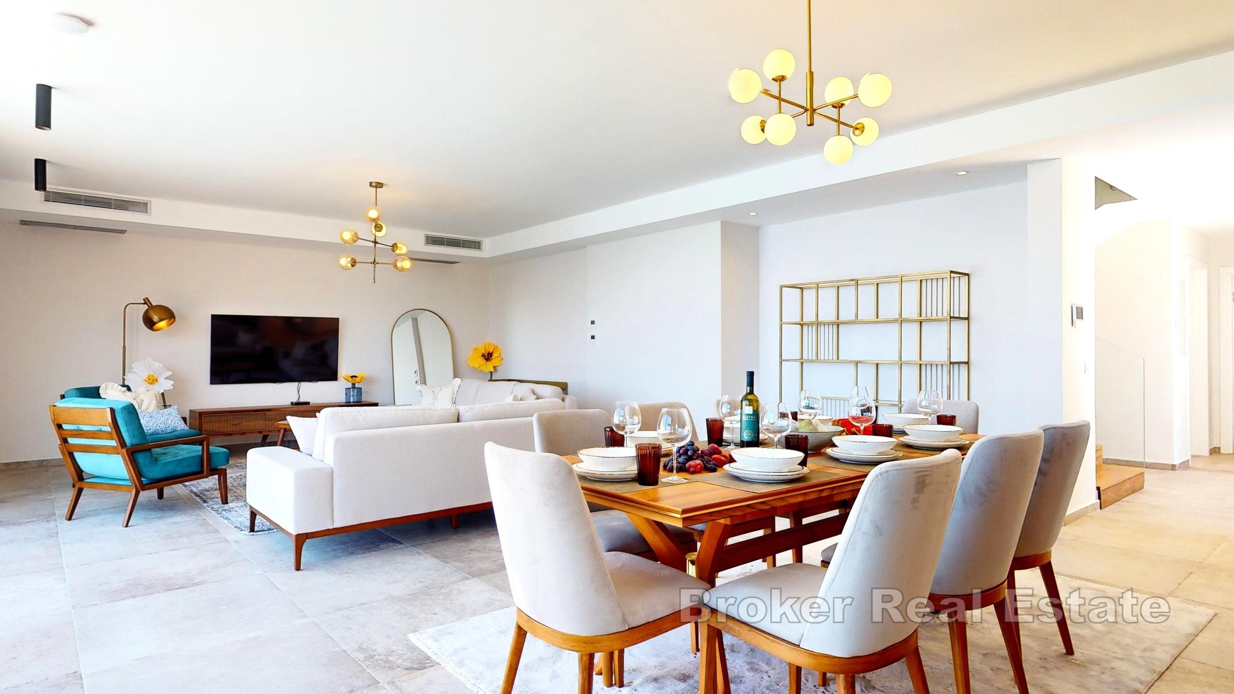 Villa de luxe avec piscine, première rangée de la mer