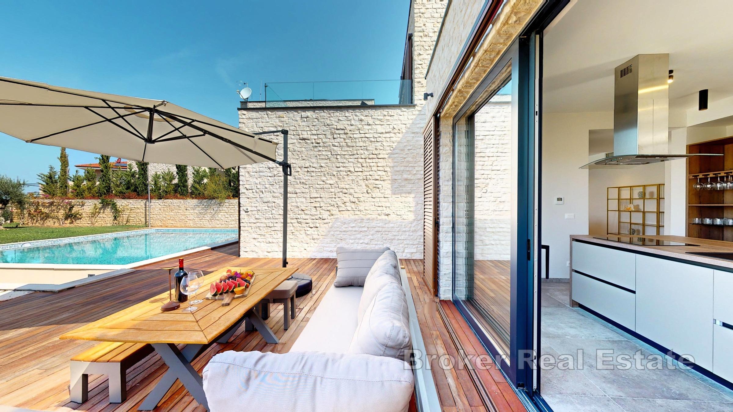 Moderne Villa in zweiter Reihe zum Meer