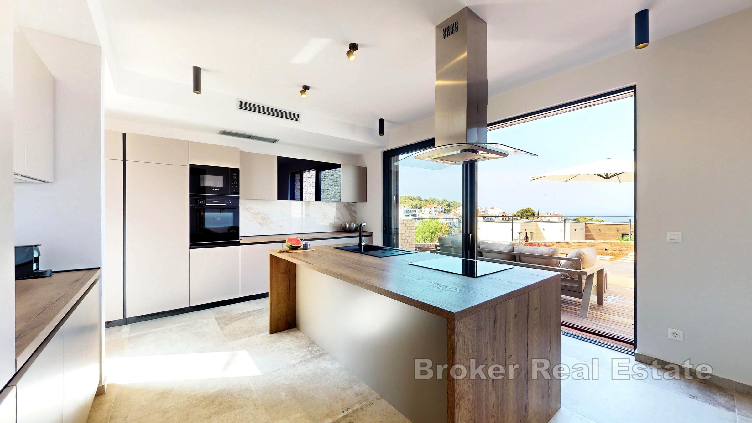 Modern villa andra raden till havet
