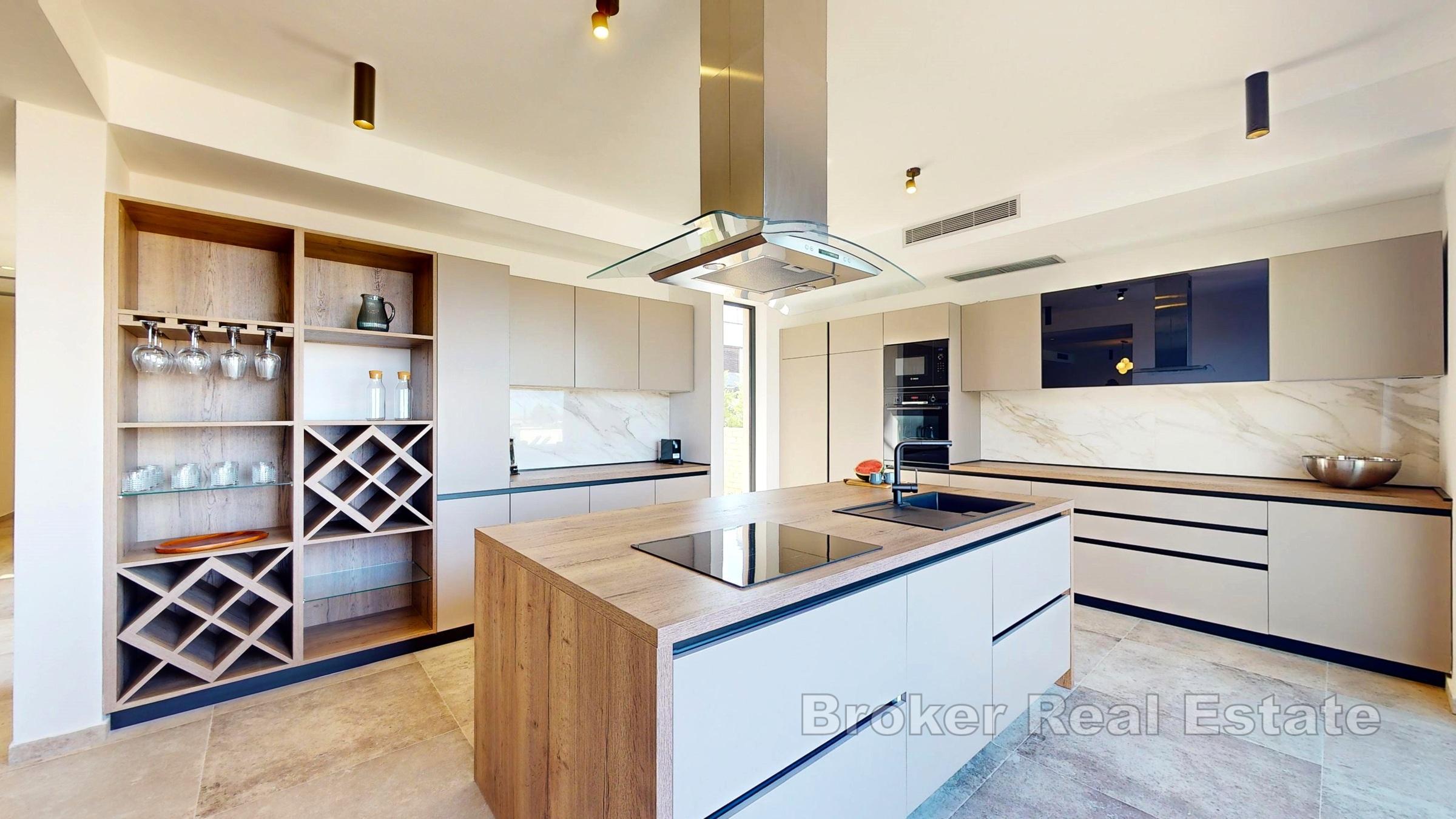 Modern villa andra raden till havet