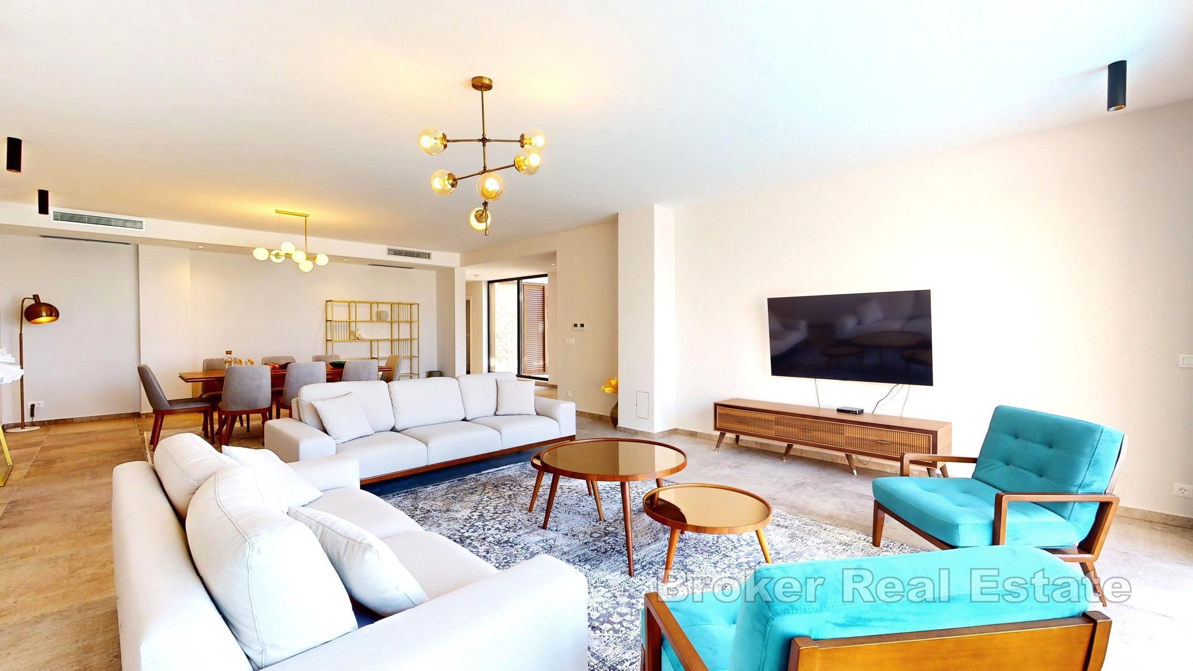 Modern villa andra raden till havet