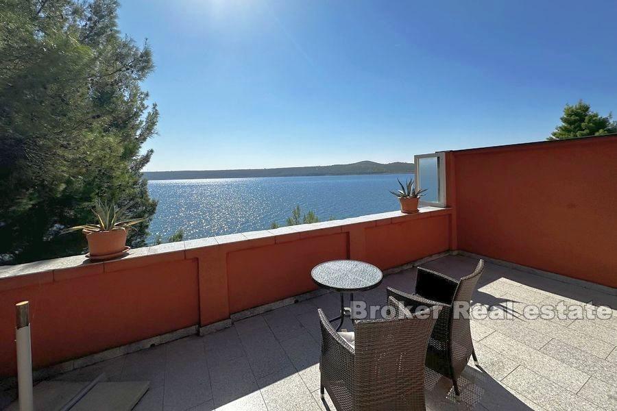 Maison au premier rang de la mer