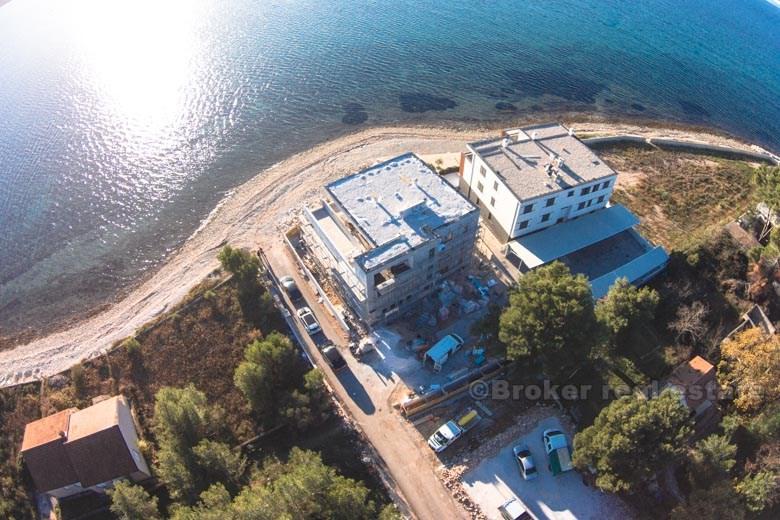 Lägenheter nära Zadar, första raden till havet
