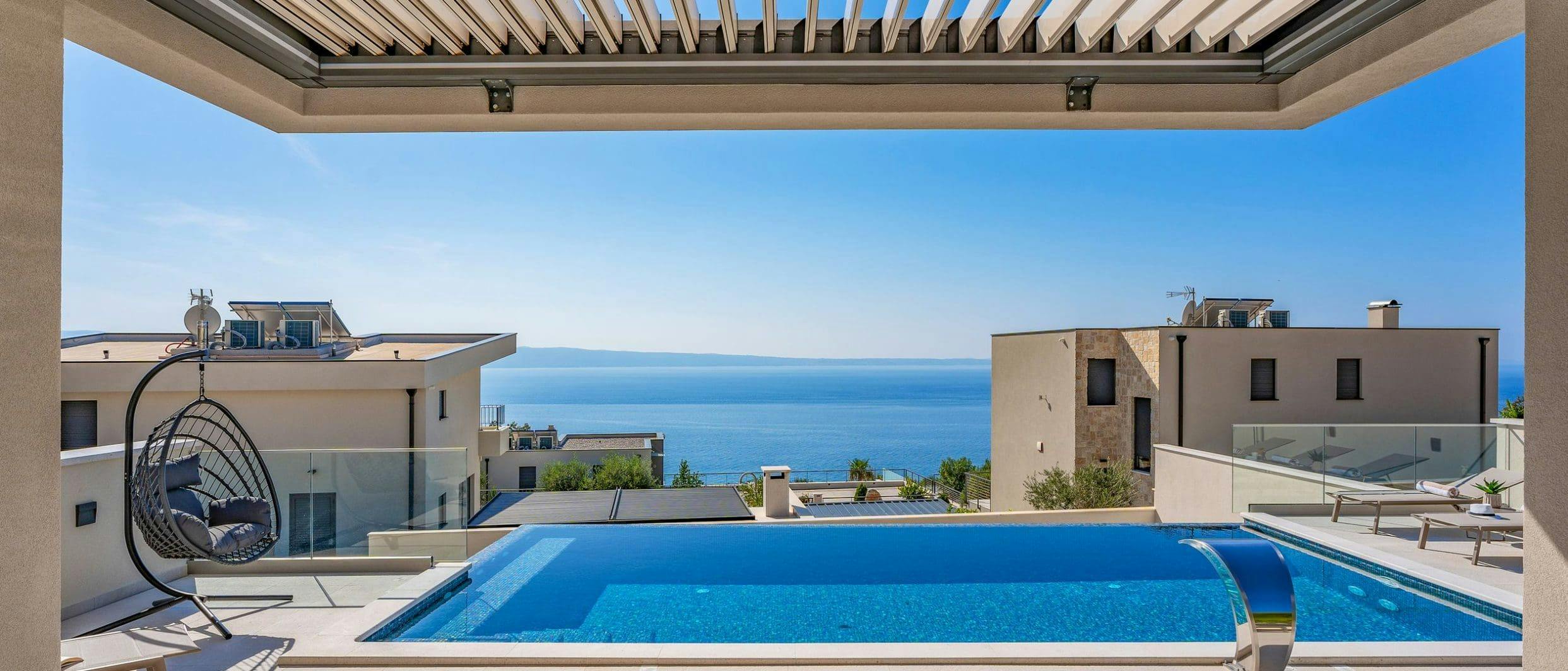 Nybyggd villa med pool och havsutsikt
