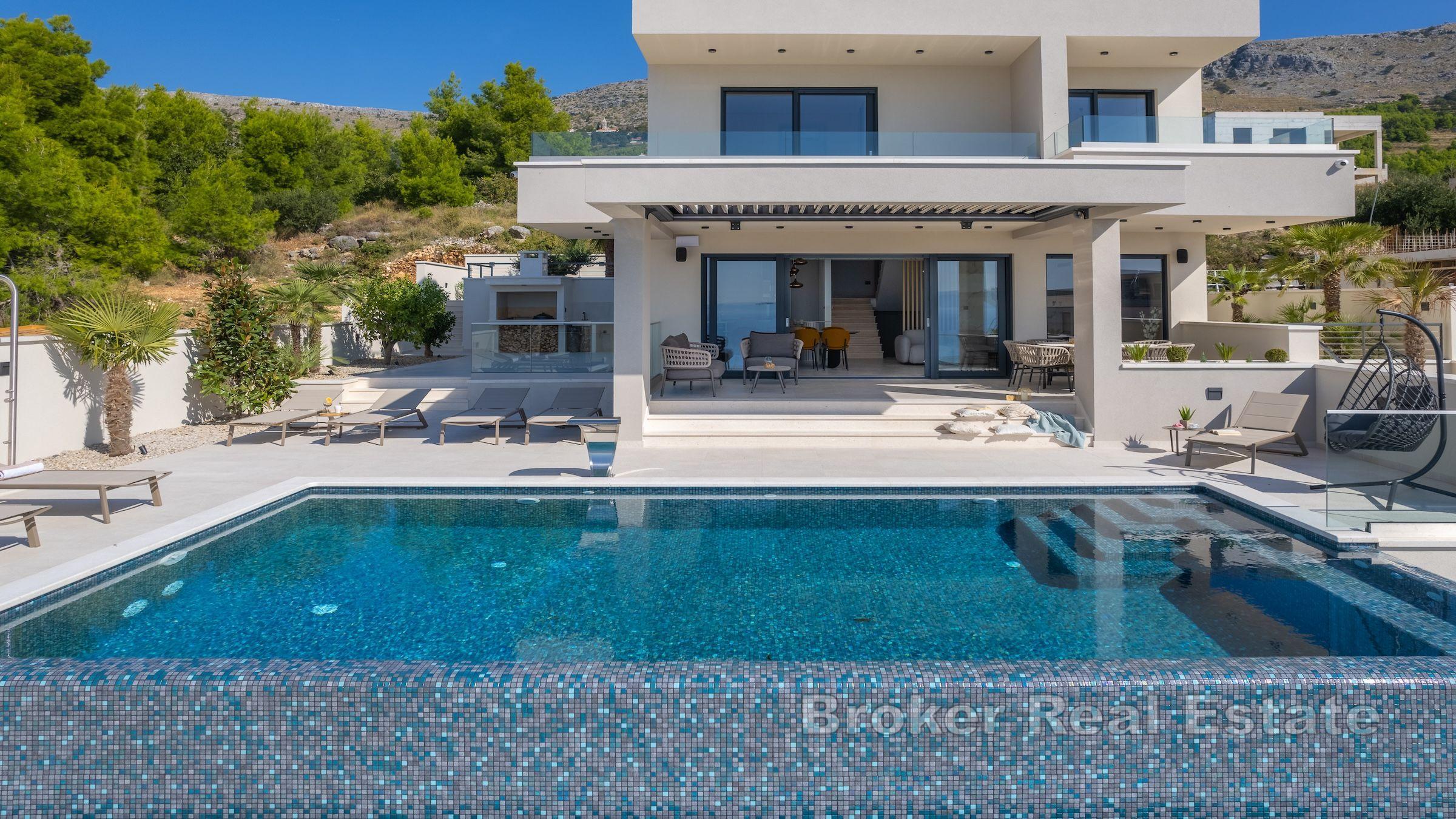 Nybyggd villa med pool och havsutsikt