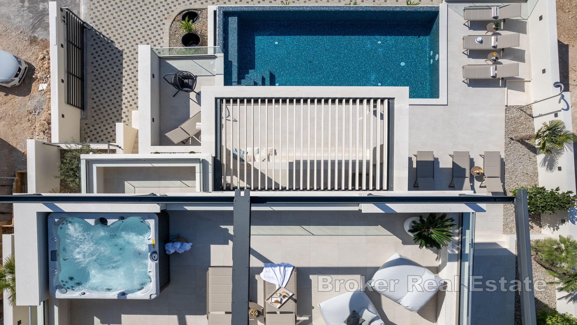 Nybyggd villa med pool och havsutsikt