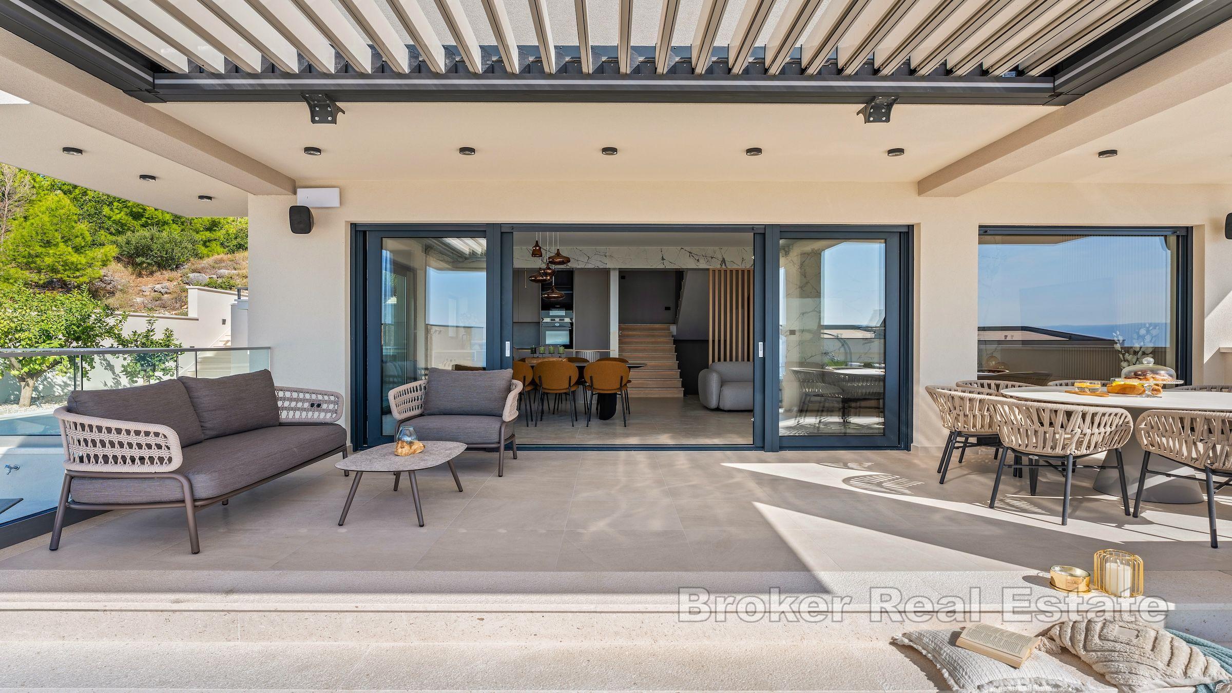 Neu gebaute Villa mit Pool und Meerblick