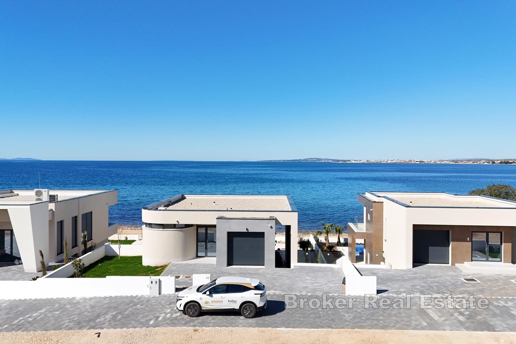 Современная вилла в исключительном месте, первый ряд от моря