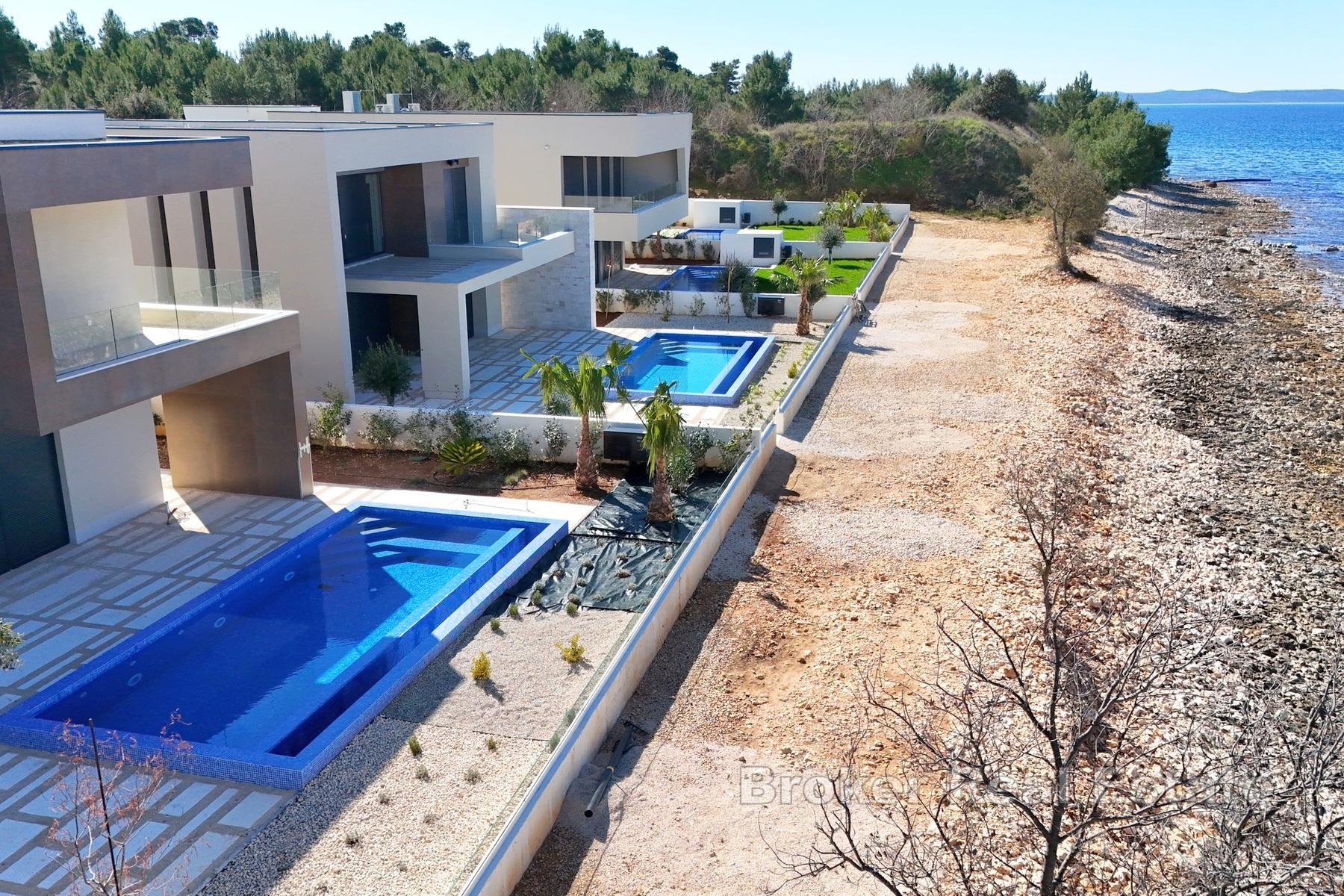 Современная вилла в исключительном месте, первый ряд от моря