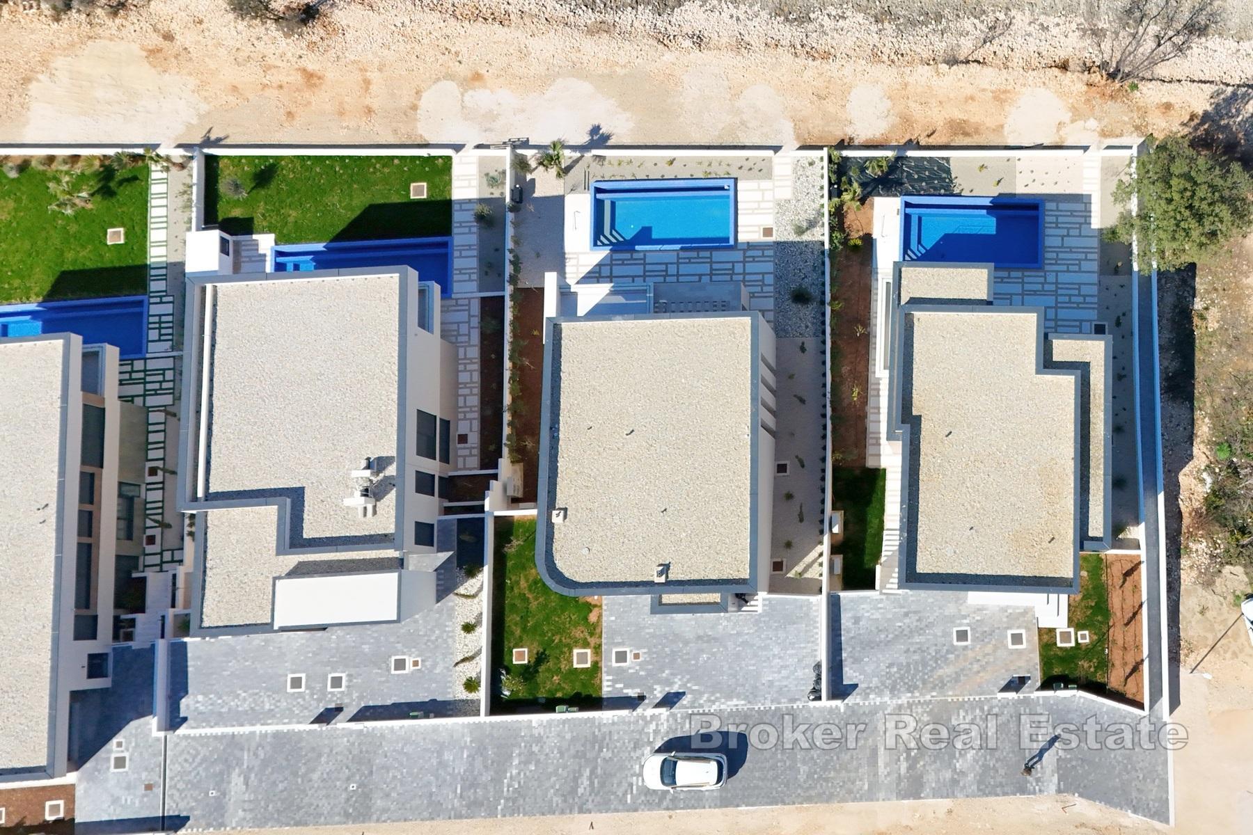 Современная вилла в исключительном месте, первый ряд от моря