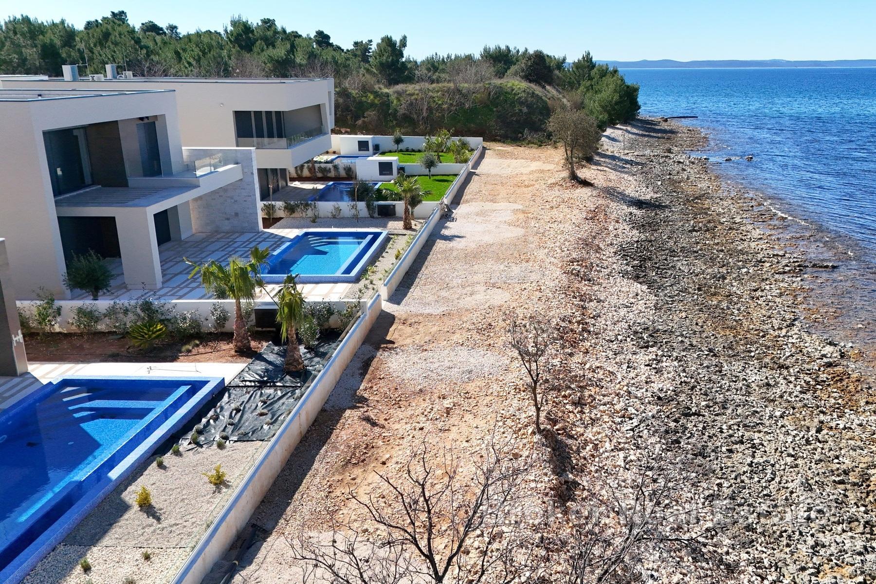 Lyxvilla i första raden mot havet