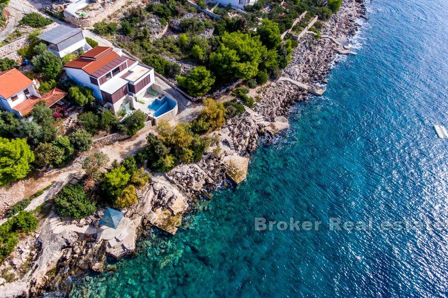 Maison au premier rang en bord de mer