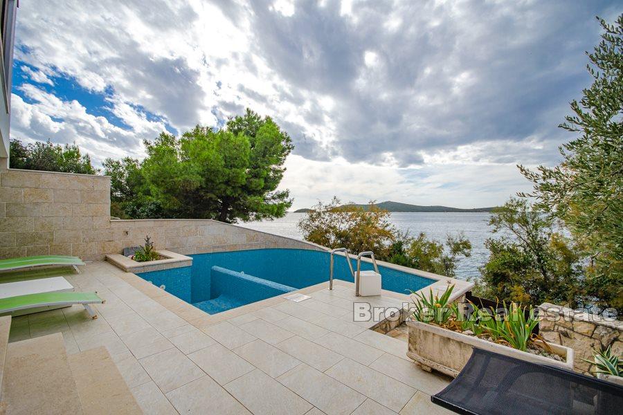 Hus första raden vid havet