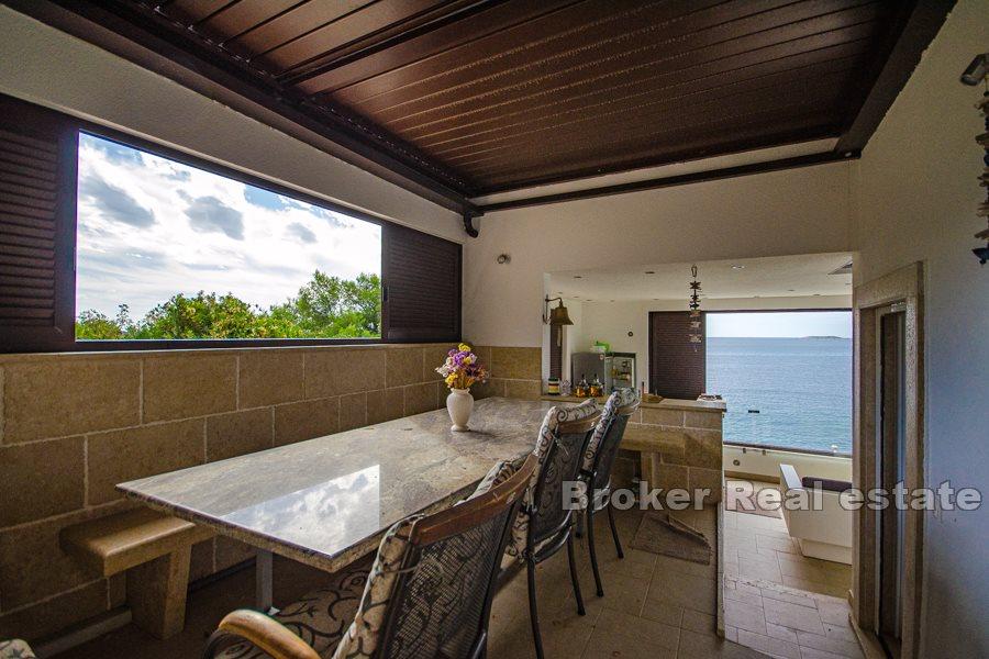 Maison au premier rang en bord de mer