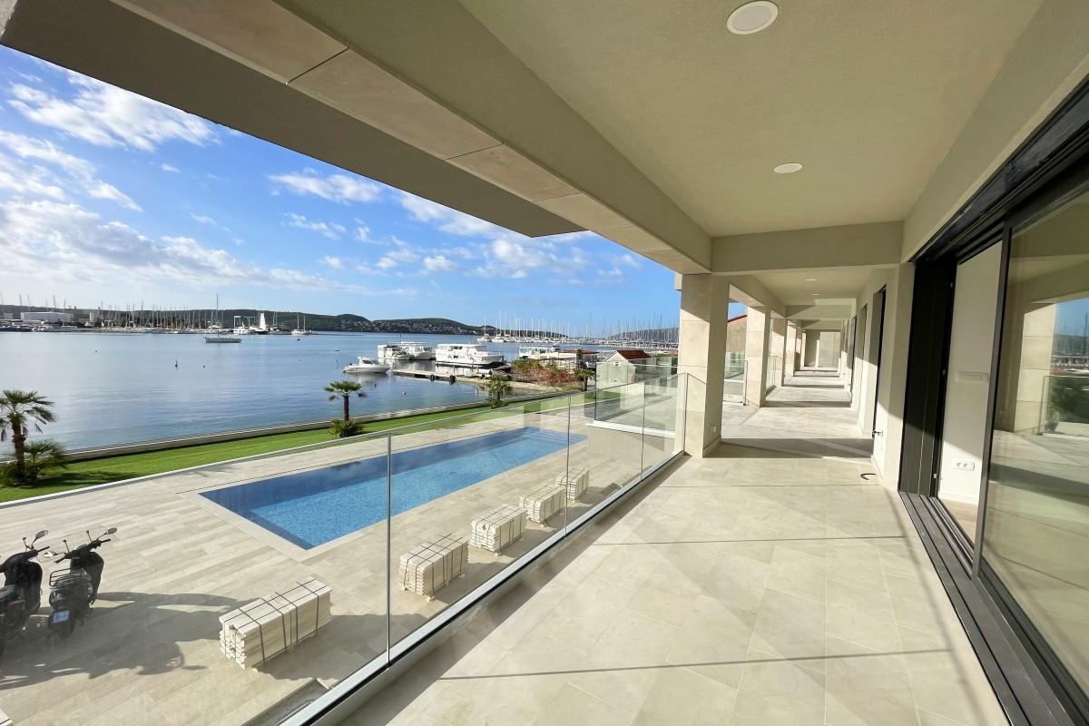 001-2022-376-trogir-two-bedroom-apartment-first-row-to-the-sea-for-sale