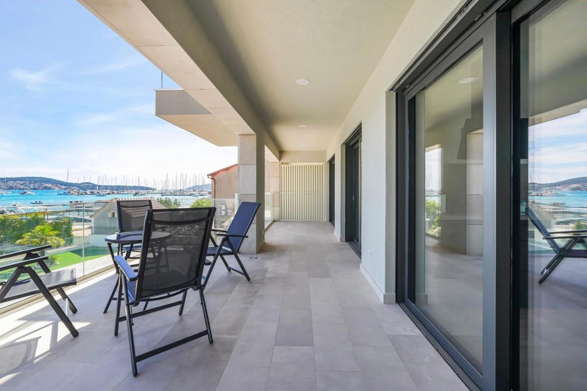 001-2022-376-trogir-two-bedroom-apartment-first-row-to-the-sea-sale