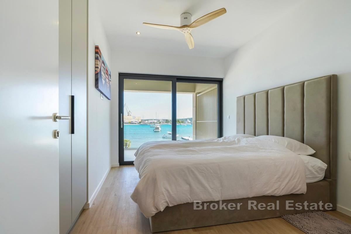 Två sovrumslägenhet i första raden mot havet