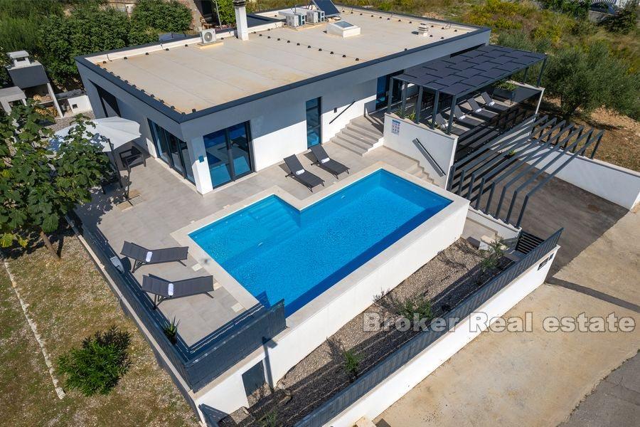 Moderní vila s výhledem na moře