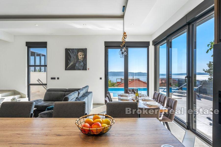 Moderní vila s výhledem na moře