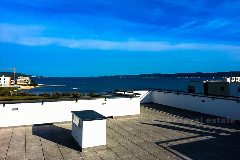 Semi-detached villa with swimming pool and sea views