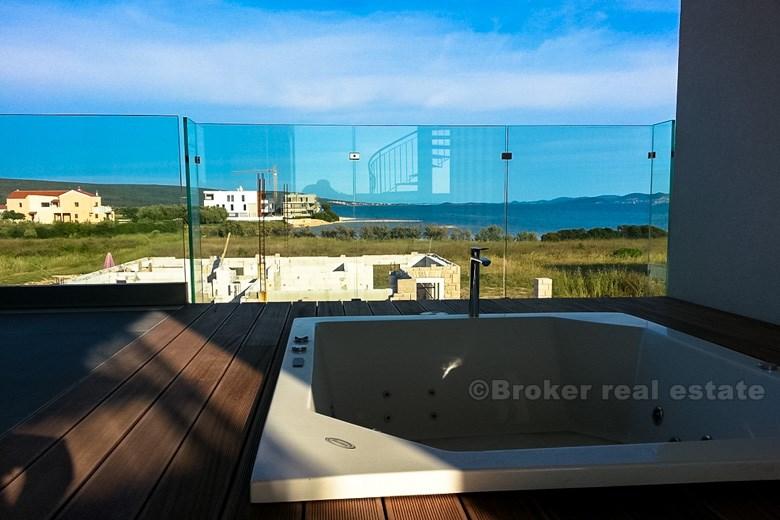 Villa jumelée avec piscine et vue sur la mer