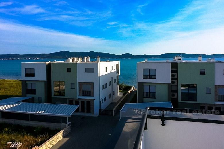 Villa jumelée avec piscine et vue sur la mer
