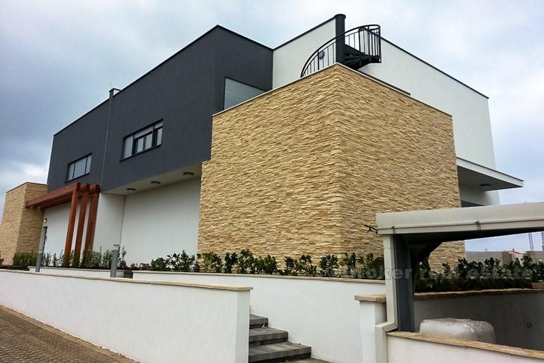 Semi-detached villa with swimming pool and sea views