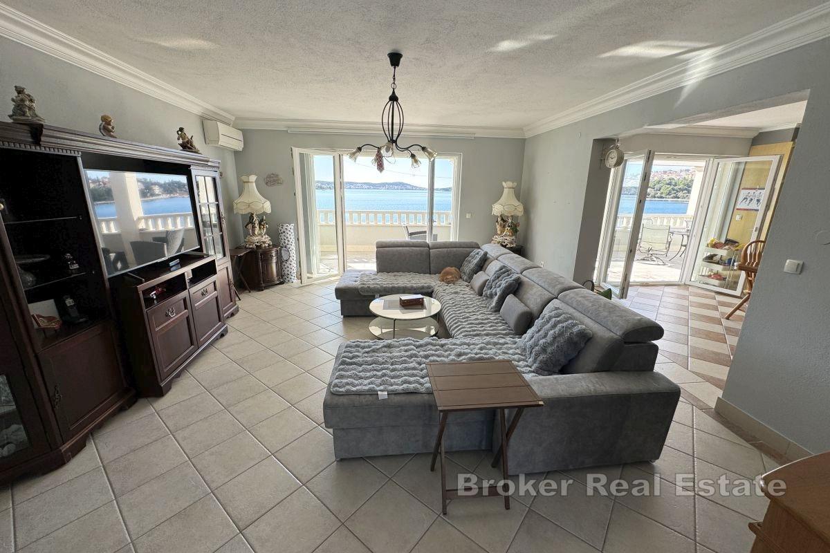 Красивая вилла в первом ряду от моря